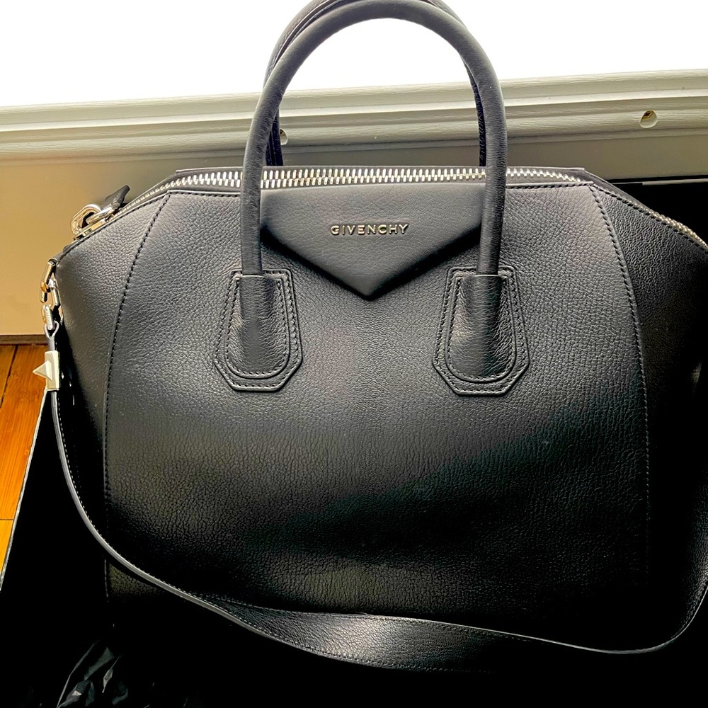 Givenchy Medium Antigona Handbag in Black